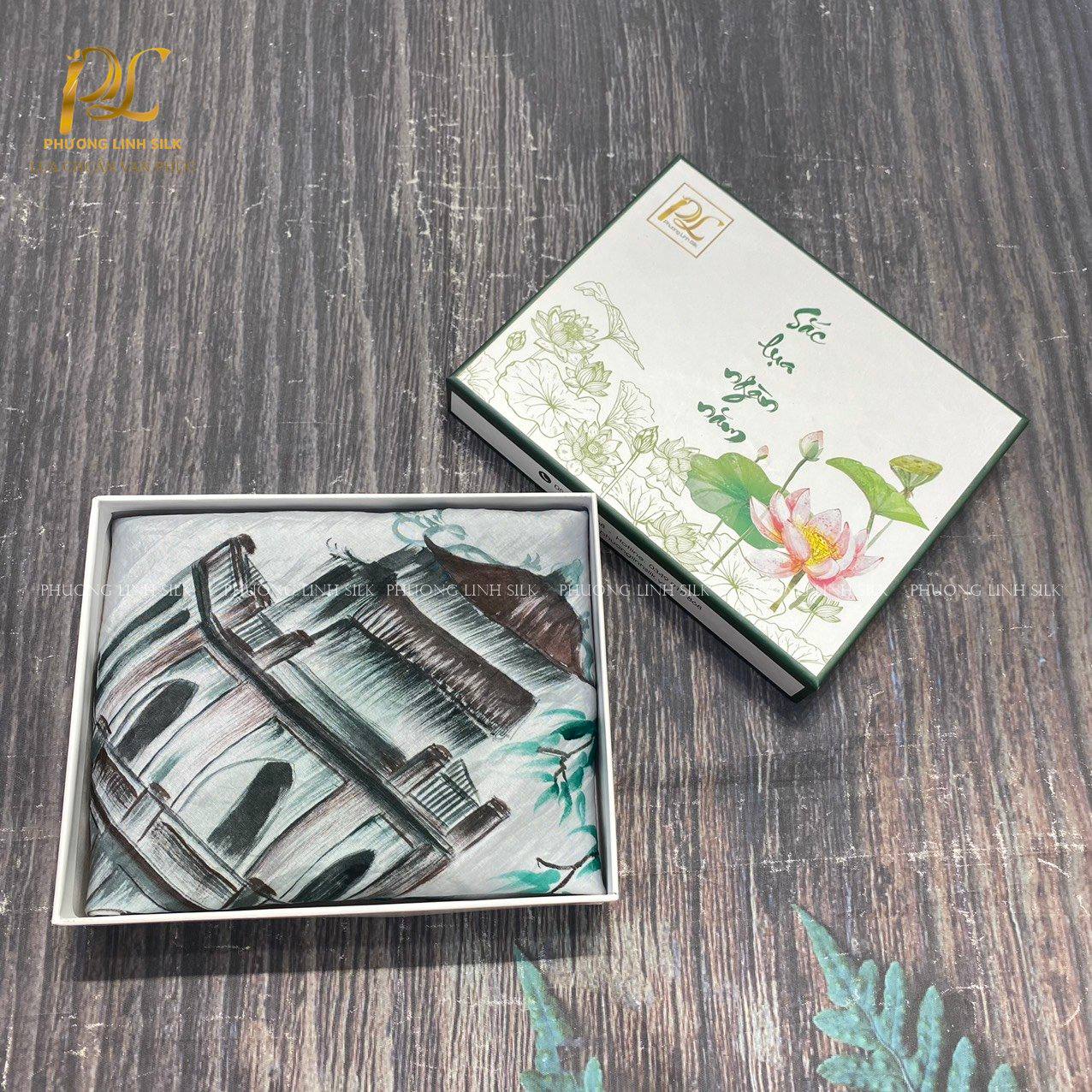 KHĂN LỤA VẼ MÀU NƯỚC NGHỆ THUẬT ĐỘC BẢN 100% TƠ TẰM HỒ GƯƠM & THIẾU NỮ BÊN ÁO DÀI