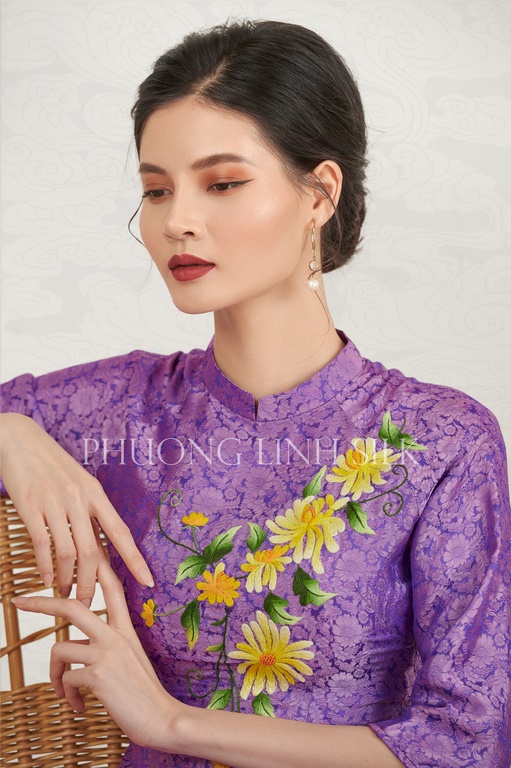 ÁO DÀI TRUYỀN THỐNG THÊU TAY HOA CÚC VÀNG MÀU TÍM TRẮNG