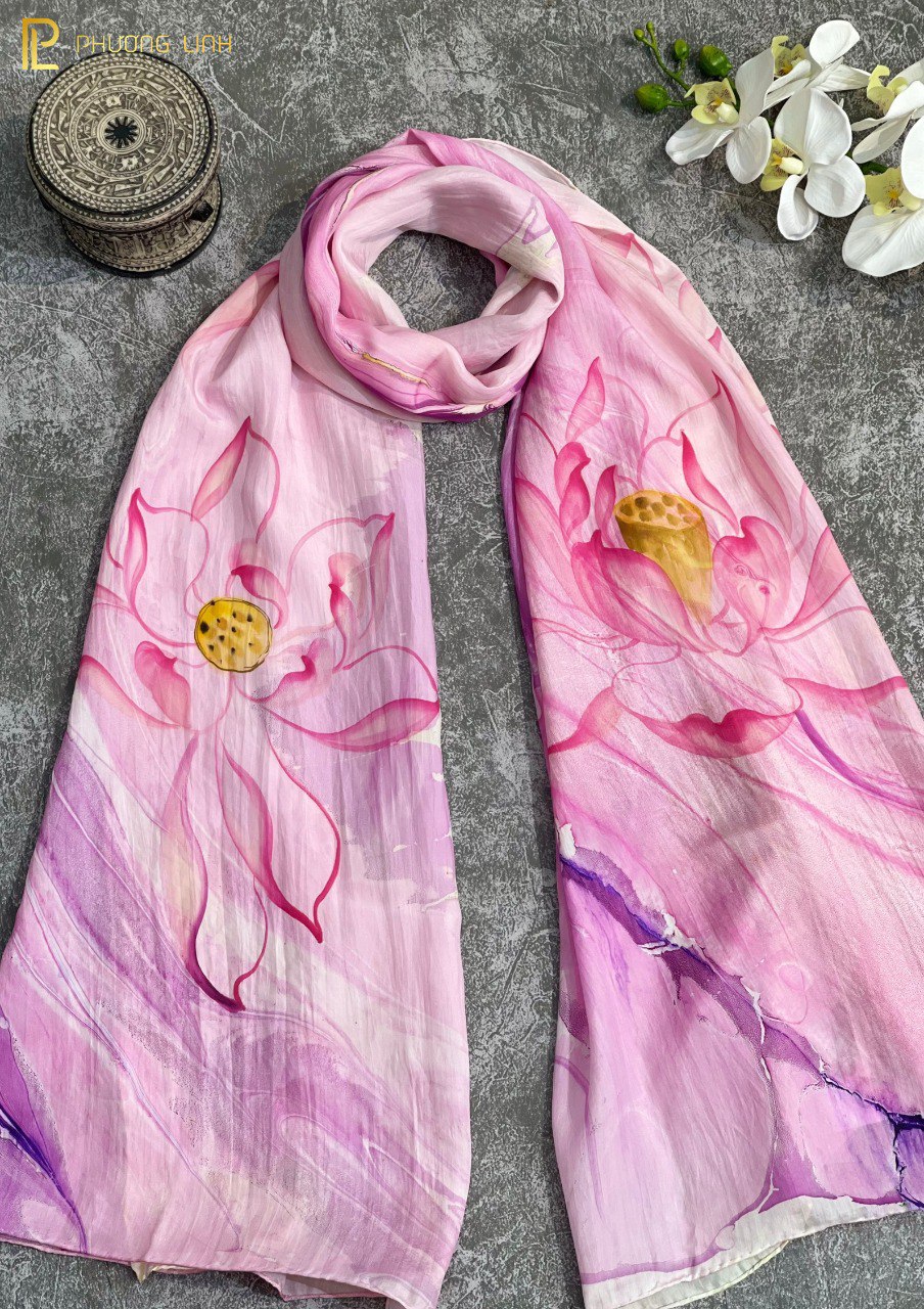 KHĂN LỤA HÀ ĐÔNG VẼ TAY ĐỘC BẢN THỦY ẤN HOA SEN QUỐC