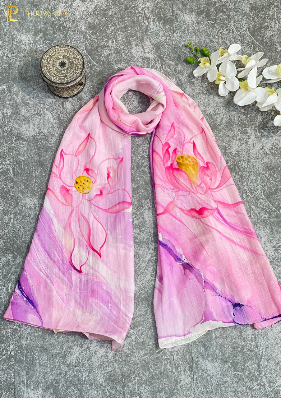 KHĂN LỤA HÀ ĐÔNG VẼ TAY ĐỘC BẢN THỦY ẤN HOA SEN QUỐC