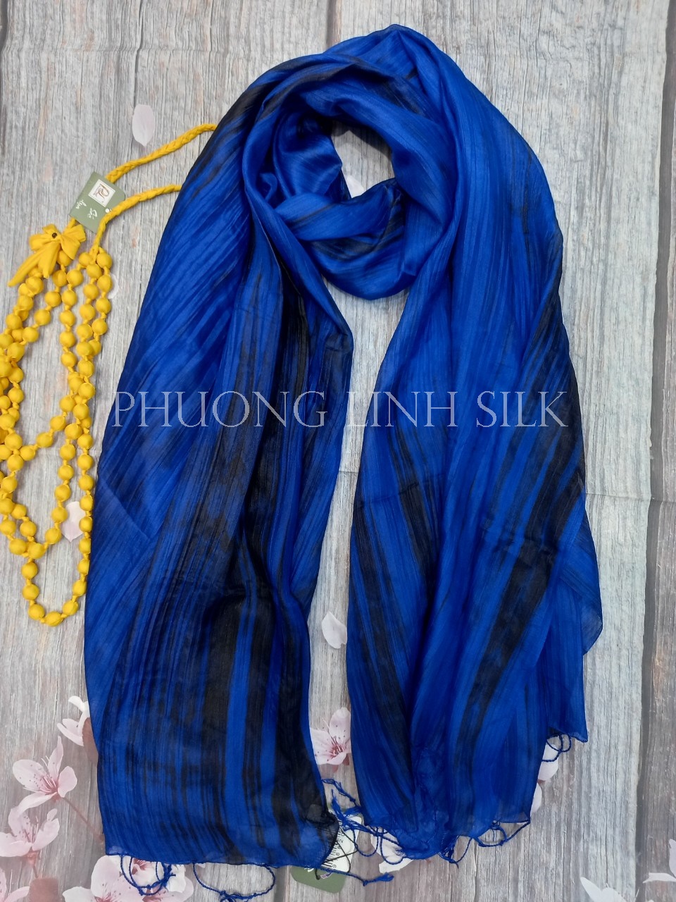 KHĂN LỤA NHẸ LOANG TIA MÀU XANH PHA ĐEN