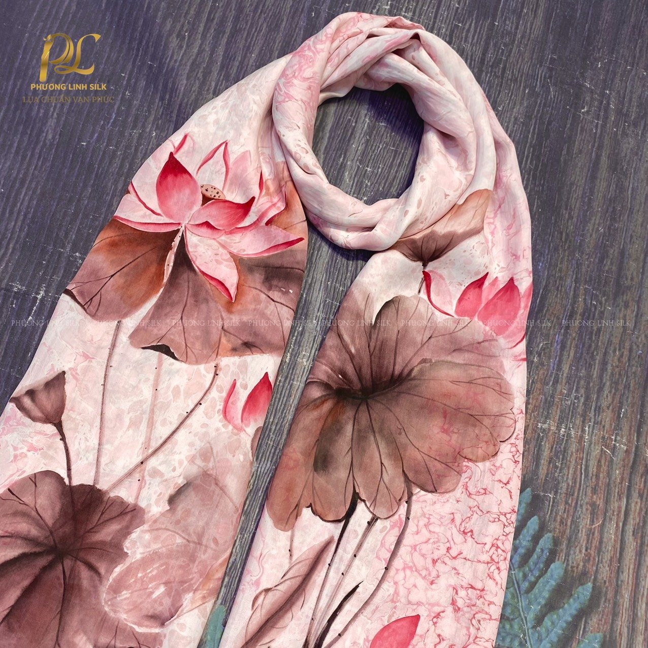 KHĂN LỤA VẼ TAY THỦY ẤN ĐỘC VẼ HOA SEN