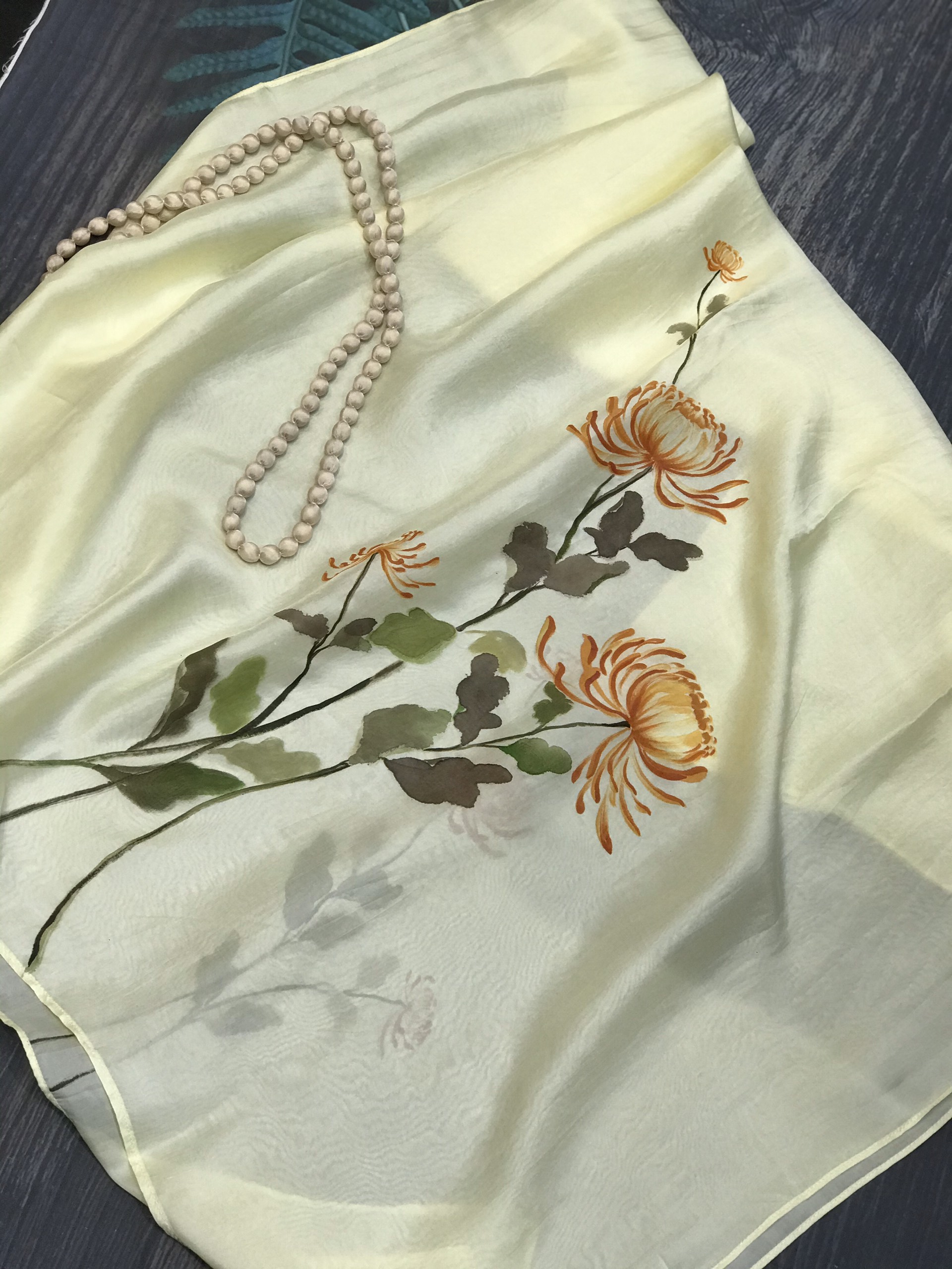 KHĂN LỤA VẼ ĐỘC BẢN HOA CÚC TRƯỜNG THỌ