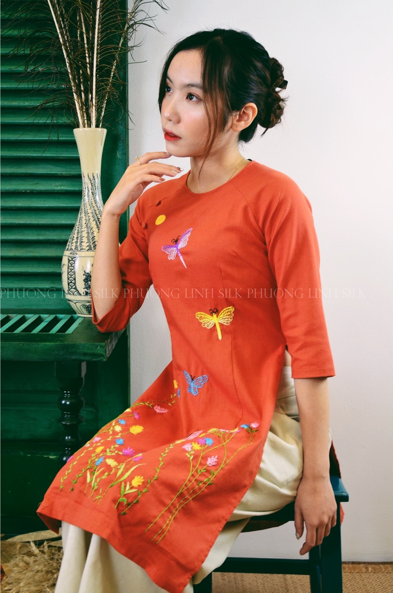 ÁO CÁCH TÂN LINEN THÊU TAY TRUYỀN THỐNG THÊU HOA BƯỚM