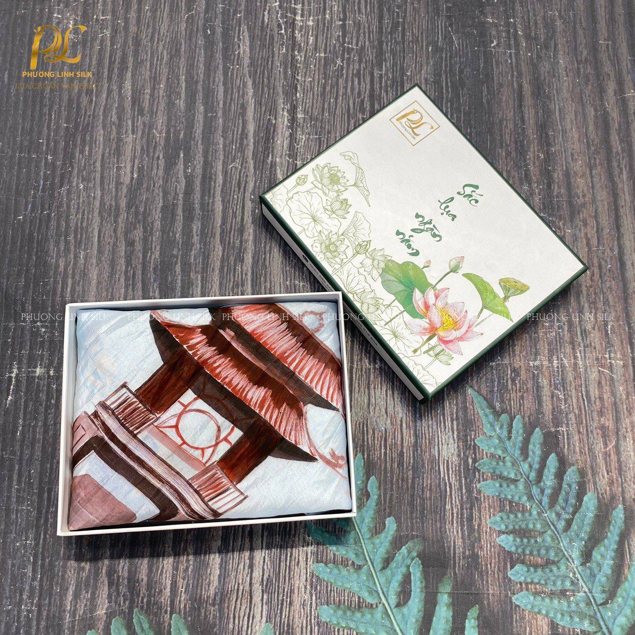 KHĂN LỤA VẼ MÀU NƯỚC NGHỆ THUẬT ĐỘC BẢN 100% TƠ TẰM KHUÊ VĂN CÁC & THIẾU NỮ BÊN ÁO DÀI