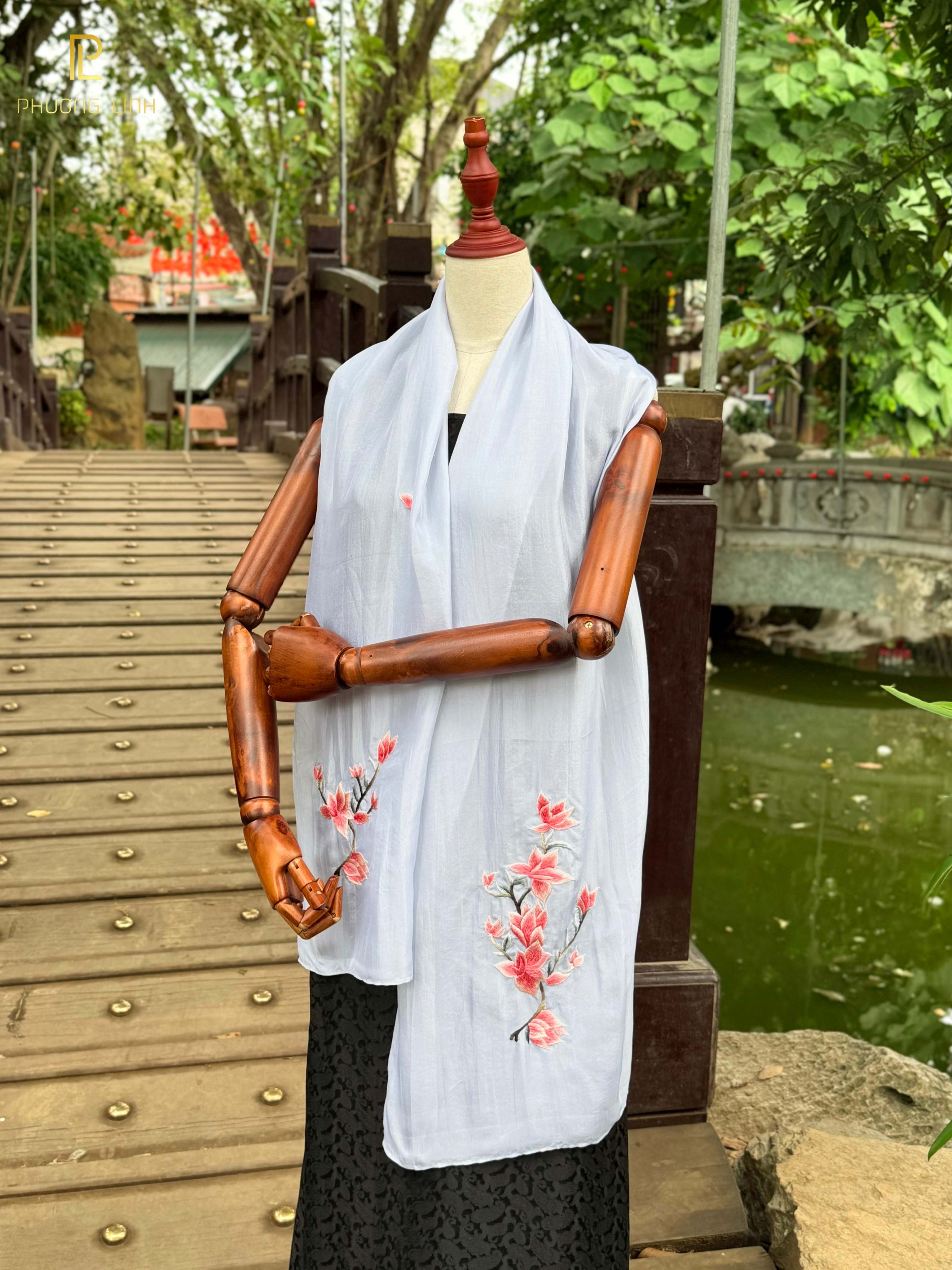 KHĂN LỤA TƠ TẰM HÀ ĐÔNG THÊU TAY CHỈ TƠ KHỔ HẸP