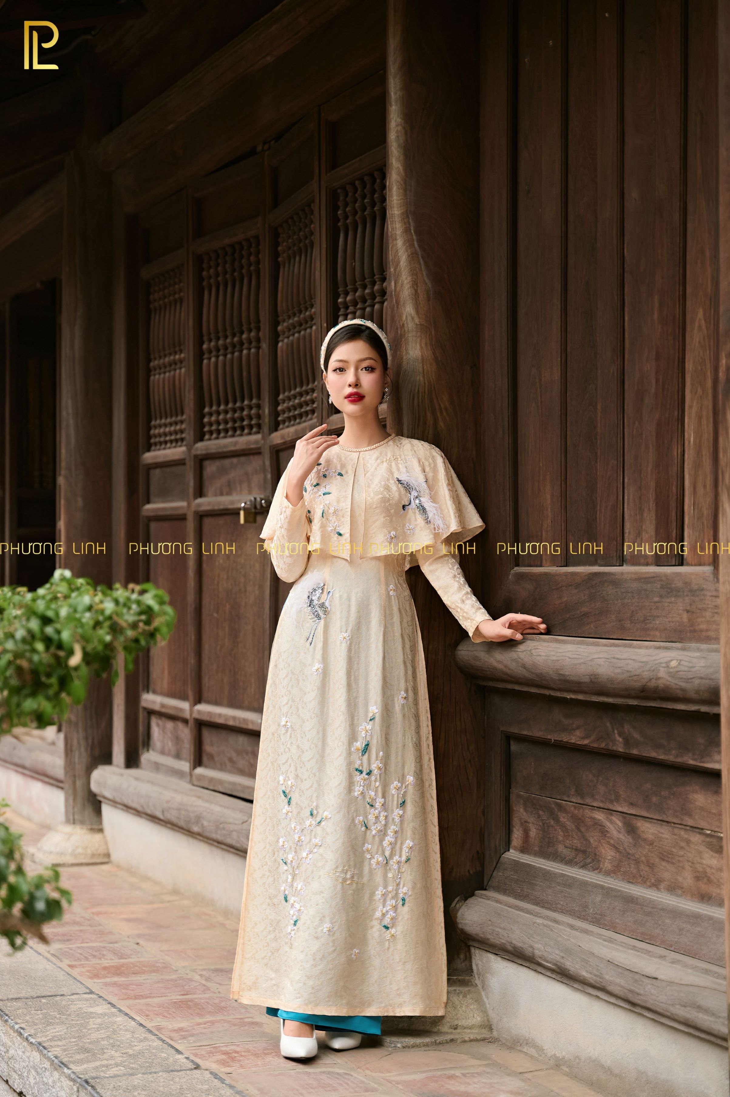 ÁO DÀI LỤA TƠ TẰM HÀ ĐÔNG THÊU TAY CHỈ TƠ HOA MAI HẠC _ Uyển Vũ