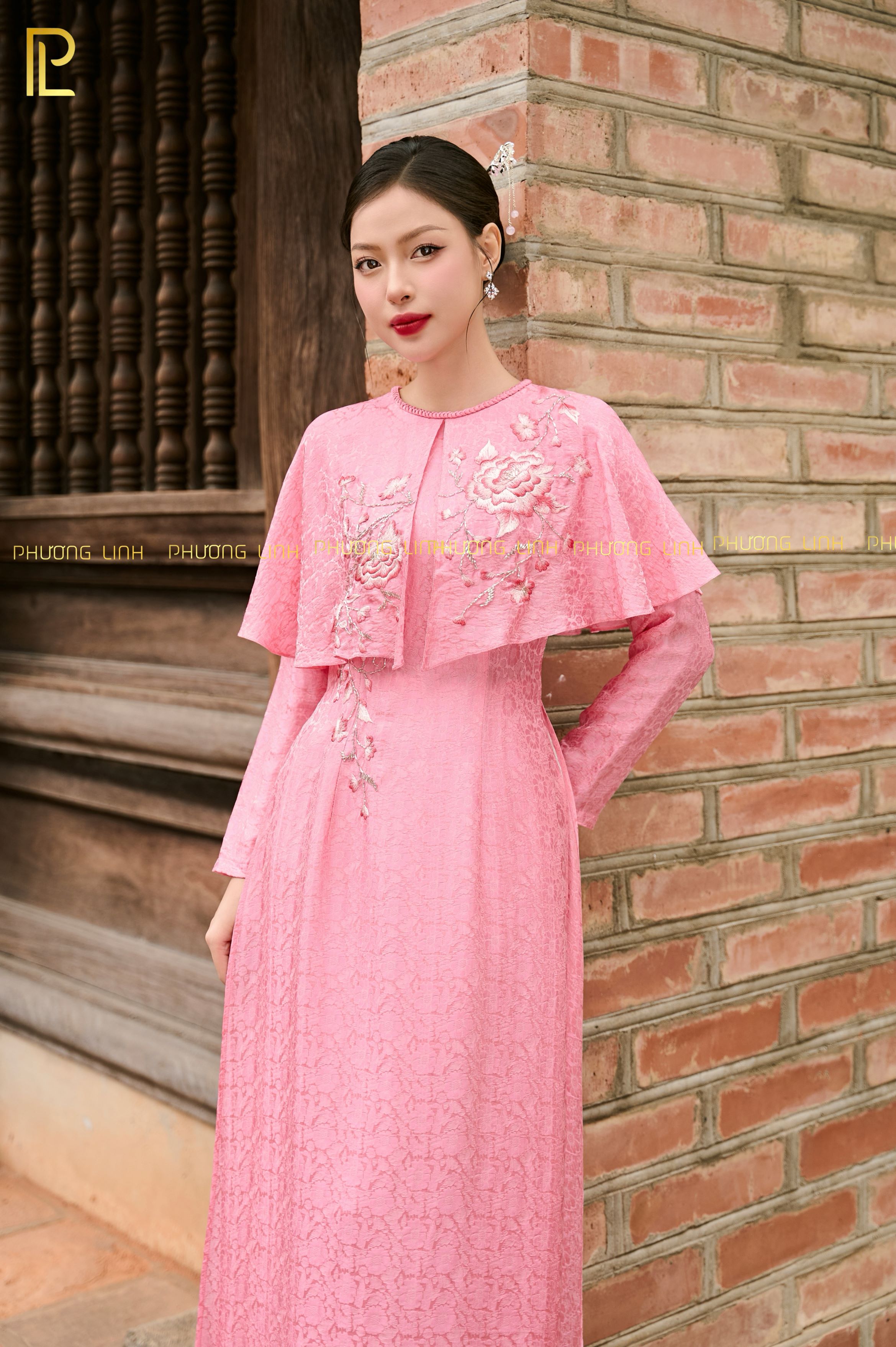 ÁO DÀI LỤA TƠ TẰM HÀ ĐÔNG THÊU TAY CHỈ TƠ HOA HỒNG _ Uyển Vũ