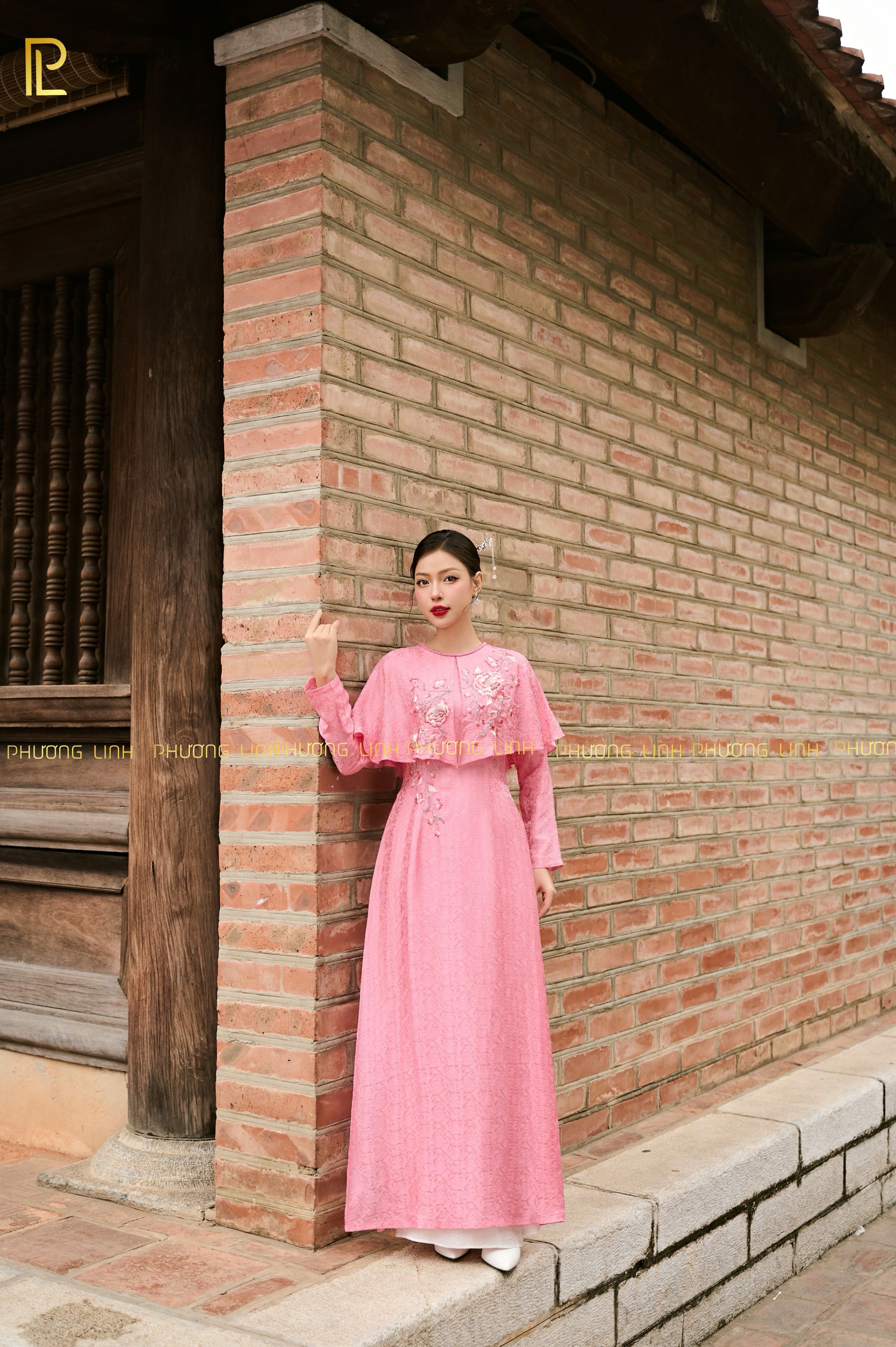 ÁO DÀI LỤA TƠ TẰM HÀ ĐÔNG THÊU TAY CHỈ TƠ HOA HỒNG _ Uyển Vũ