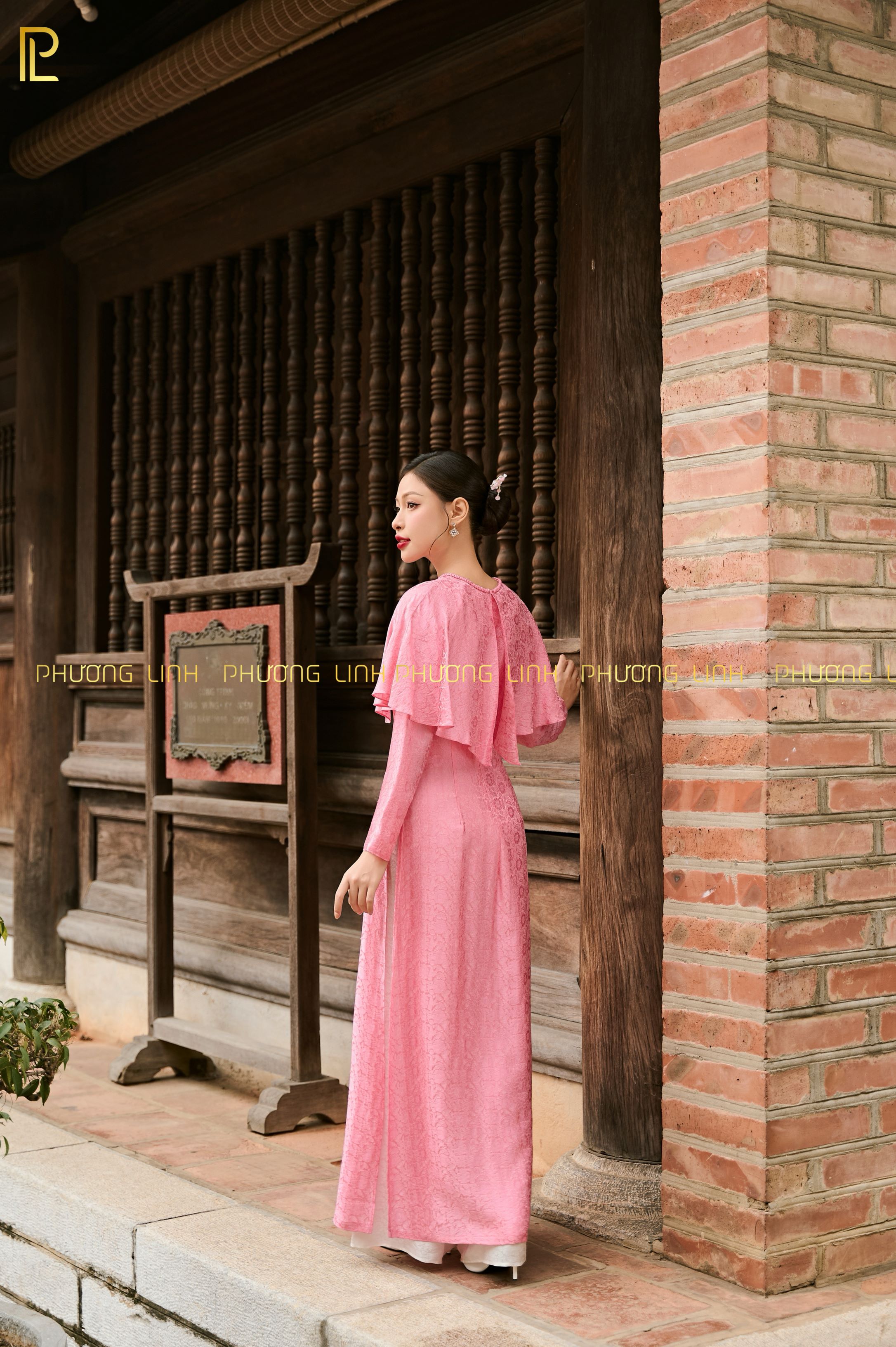 ÁO DÀI LỤA TƠ TẰM HÀ ĐÔNG THÊU TAY CHỈ TƠ HOA HỒNG _ Uyển Vũ