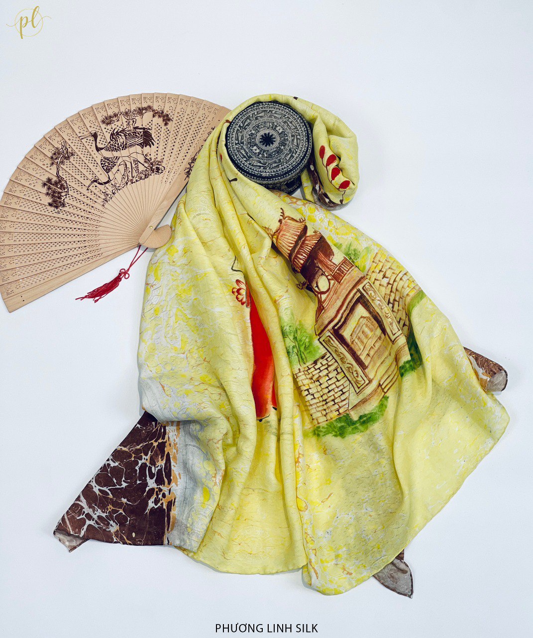 KHĂN LỤA VẼ TAY CAO CẤP VÂN CỔ THỦY ẤN 100% TƠ TẰM ĐỘC BẢN VẼ VĂN MIẾU QUỐC TỬ GIÁM & THIẾU NỮ ÁO DÀI