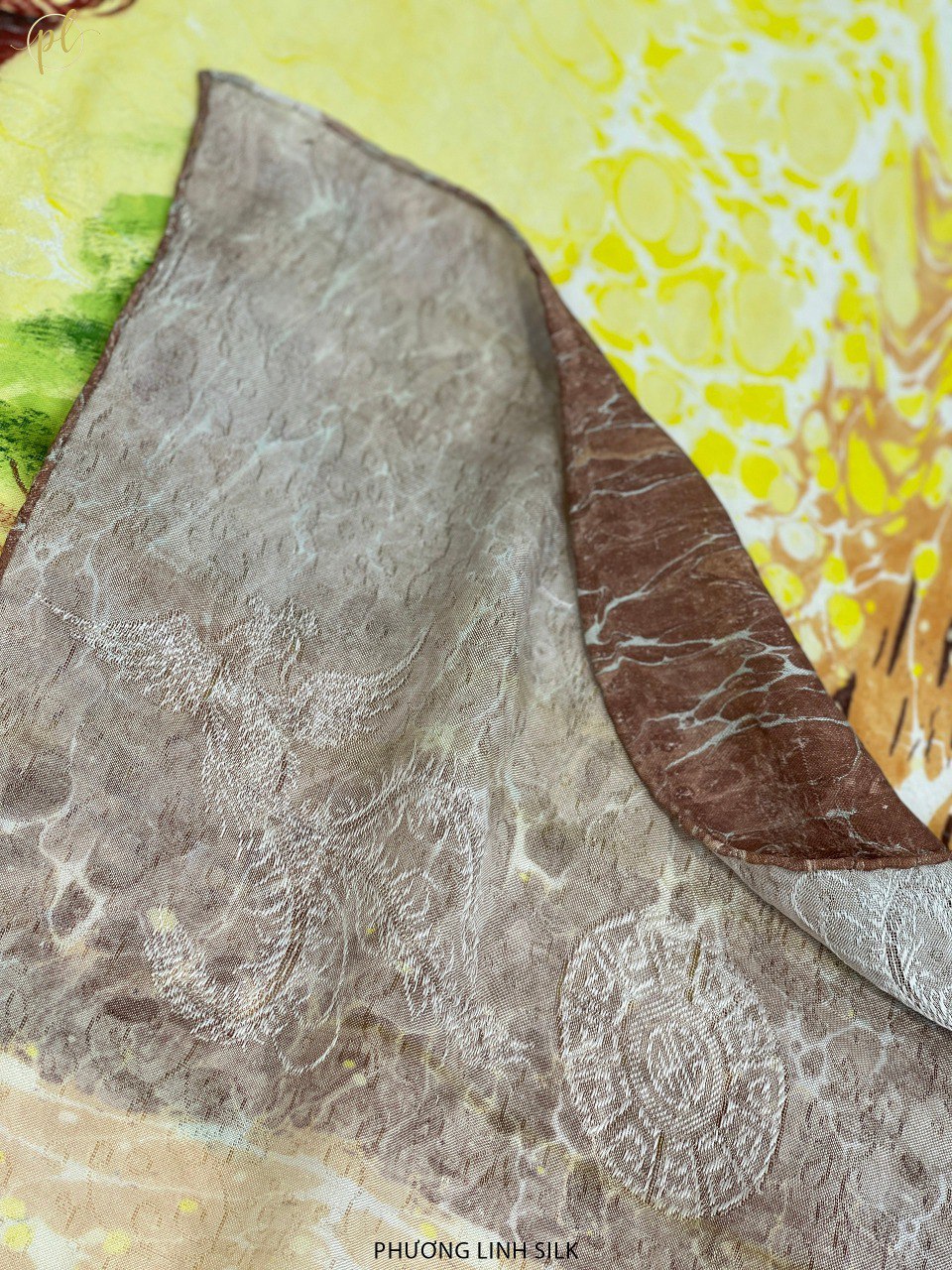 KHĂN LỤA VẼ TAY CAO CẤP VÂN CỔ THỦY ẤN 100% TƠ TẰM ĐỘC BẢN VẼ VĂN MIẾU QUỐC TỬ GIÁM & THIẾU NỮ ÁO DÀI