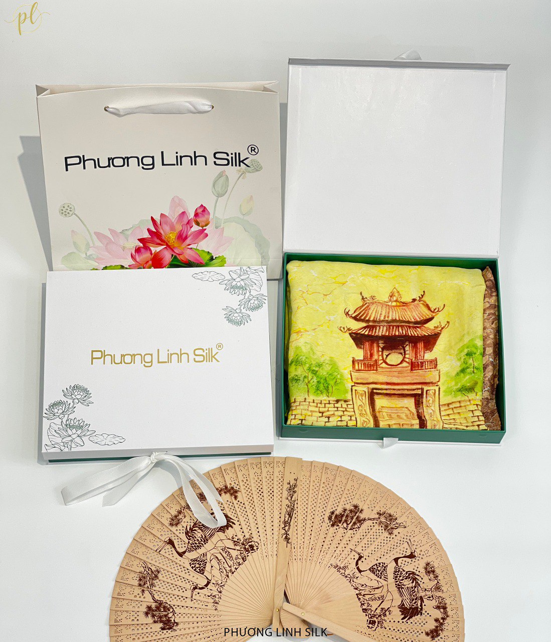 KHĂN LỤA VẼ TAY CAO CẤP VÂN CỔ THỦY ẤN 100% TƠ TẰM ĐỘC BẢN VẼ VĂN MIẾU QUỐC TỬ GIÁM & THIẾU NỮ ÁO DÀI