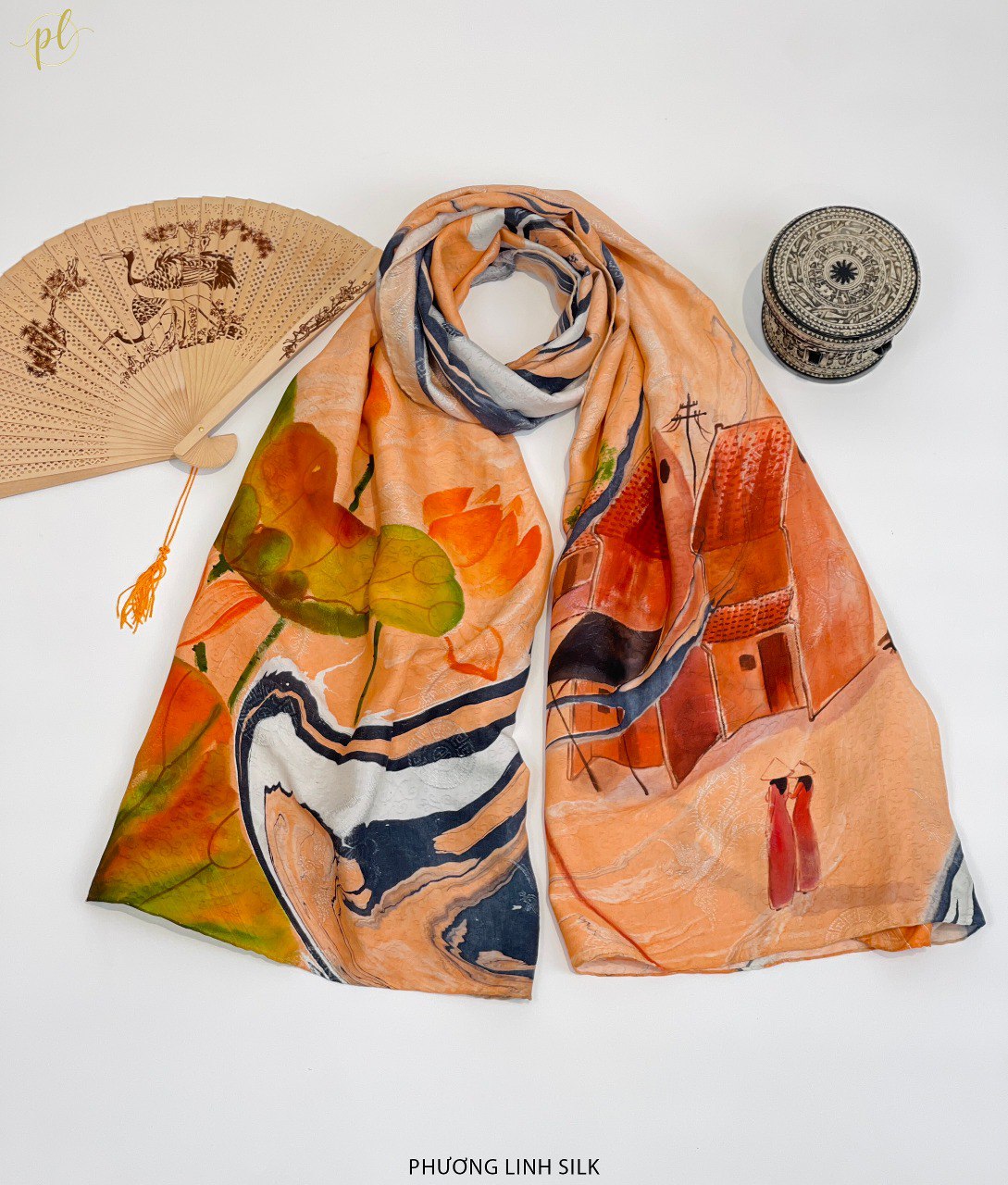 KHĂN LỤA VẼ TAY CAO CẤP VÂN CỔ THỦY ẤN 100% TƠ TẰM ĐỘC BẢN VẼ HOA SEN QUỐC & PHỐ CỔ