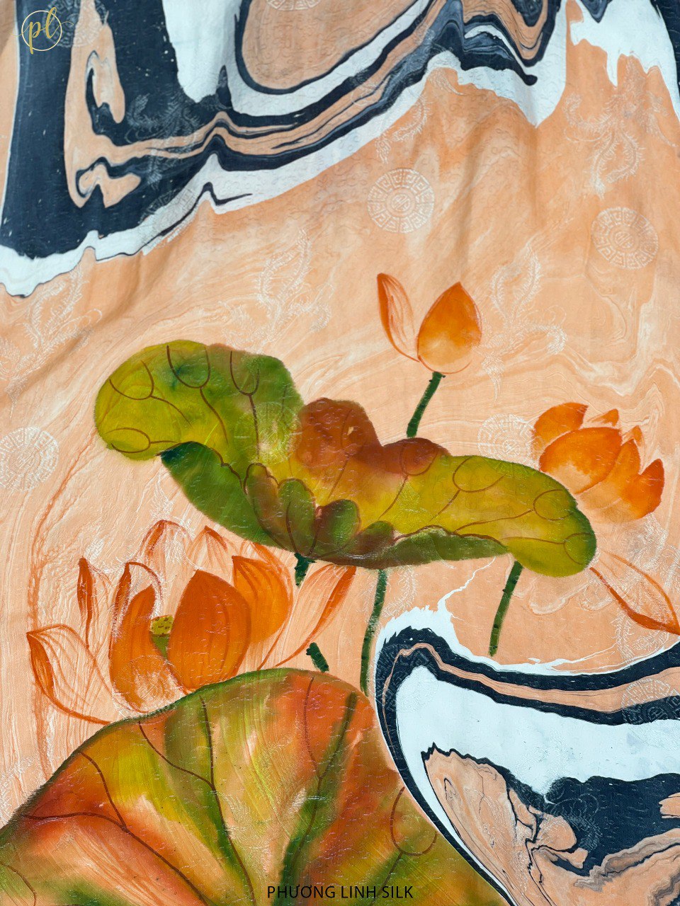 KHĂN LỤA VẼ TAY CAO CẤP VÂN CỔ THỦY ẤN 100% TƠ TẰM ĐỘC BẢN VẼ HOA SEN QUỐC & PHỐ CỔ