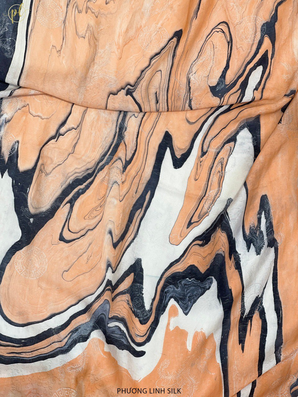 KHĂN LỤA VẼ TAY CAO CẤP VÂN CỔ THỦY ẤN 100% TƠ TẰM ĐỘC BẢN VẼ HOA SEN QUỐC & PHỐ CỔ