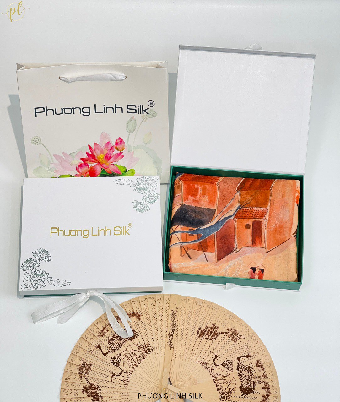 KHĂN LỤA VẼ TAY CAO CẤP VÂN CỔ THỦY ẤN 100% TƠ TẰM ĐỘC BẢN VẼ HOA SEN QUỐC & PHỐ CỔ