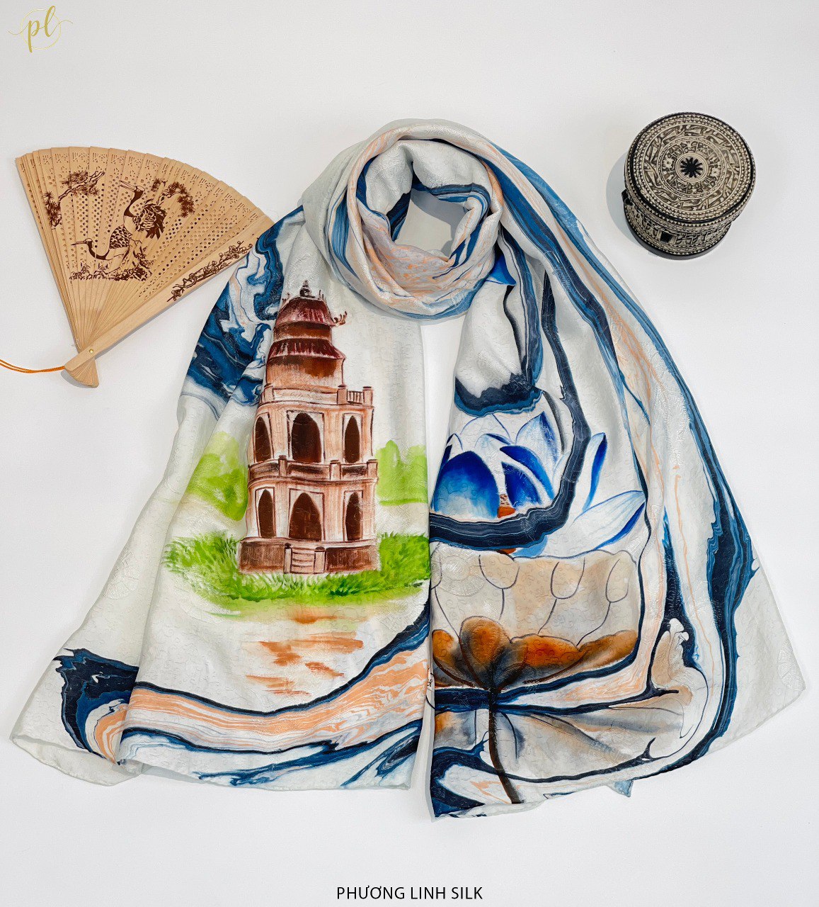 KHĂN LỤA VẼ TAY CAO CẤP VÂN CỔ THỦY ẤN 100% TƠ TẰM ĐỘC BẢN VẼ HỒ GƯƠM & HOA SEN