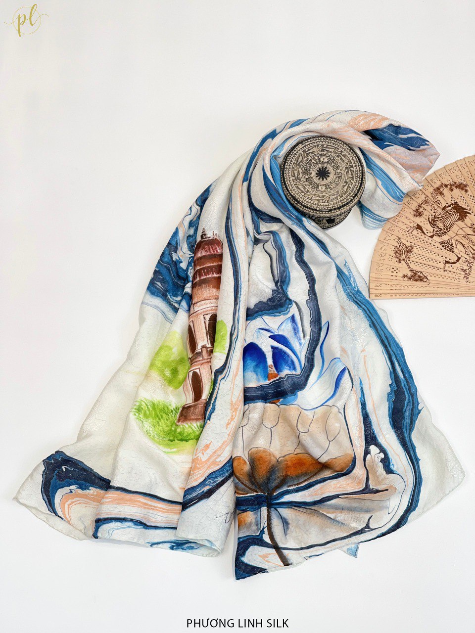 KHĂN LỤA VẼ TAY CAO CẤP VÂN CỔ THỦY ẤN 100% TƠ TẰM ĐỘC BẢN VẼ HỒ GƯƠM & HOA SEN