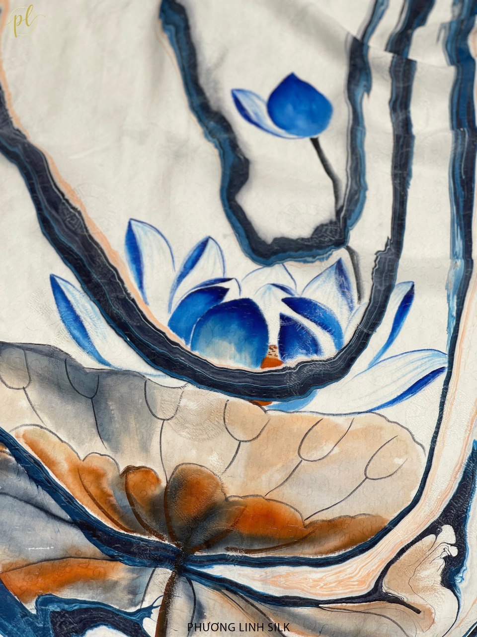 KHĂN LỤA VẼ TAY CAO CẤP VÂN CỔ THỦY ẤN 100% TƠ TẰM ĐỘC BẢN VẼ HỒ GƯƠM & HOA SEN