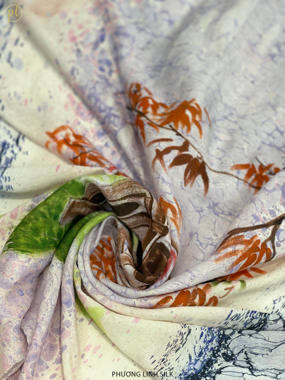 KHĂN LỤA VẼ TAY CAO CẤP VÂN CỔ THỦY ẤN 100% TƠ TẰM ĐỘC BẢN VẼ HỒ GƯƠM & THIẾU NỮ ÁO DÀI