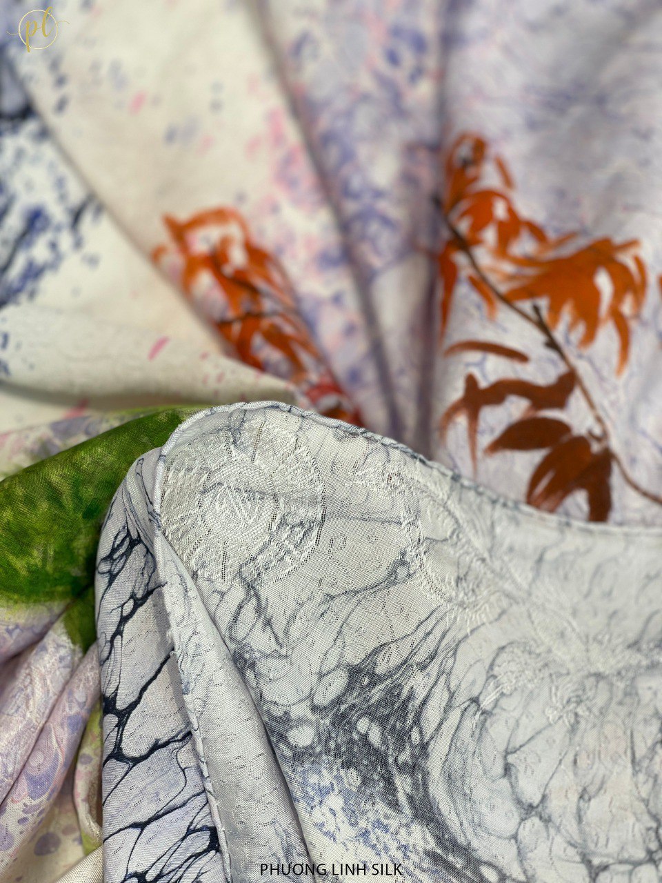 KHĂN LỤA VẼ TAY CAO CẤP VÂN CỔ THỦY ẤN 100% TƠ TẰM ĐỘC BẢN VẼ HỒ GƯƠM & THIẾU NỮ ÁO DÀI