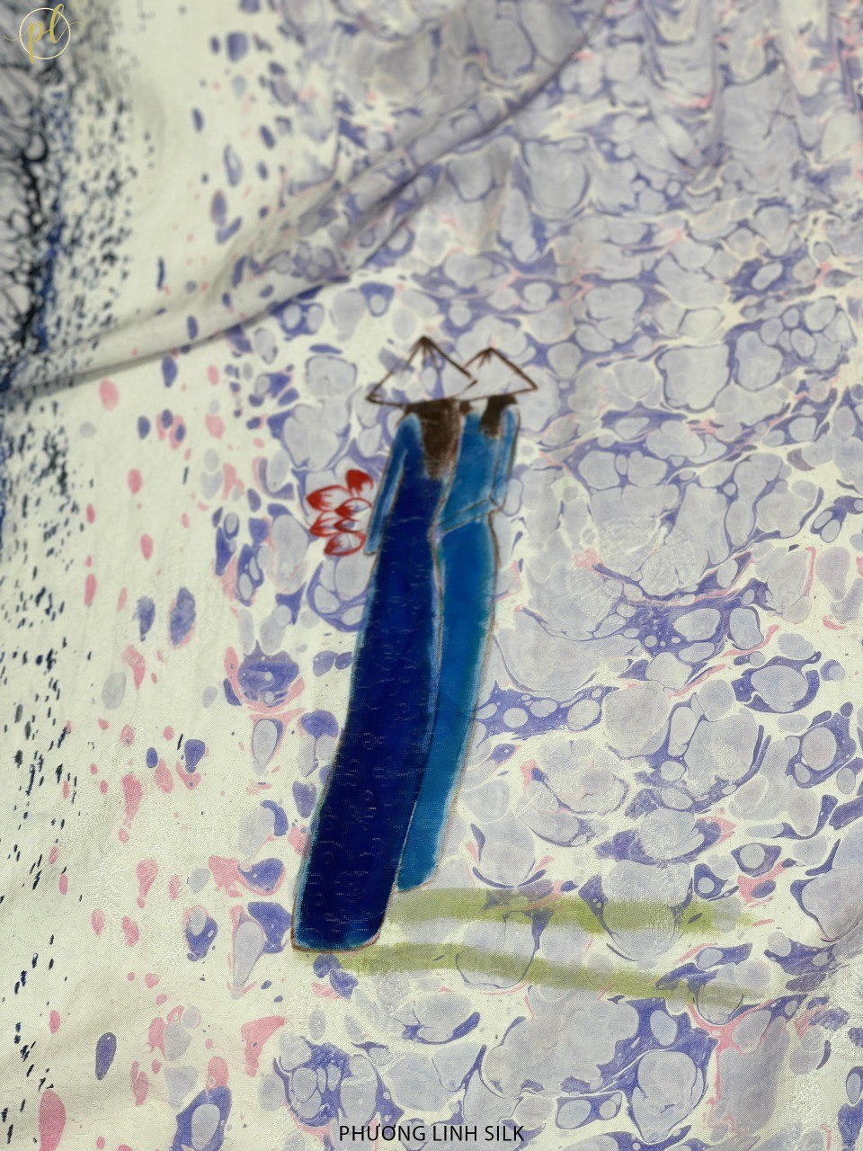 KHĂN LỤA VẼ TAY CAO CẤP VÂN CỔ THỦY ẤN 100% TƠ TẰM ĐỘC BẢN VẼ HỒ GƯƠM & THIẾU NỮ ÁO DÀI