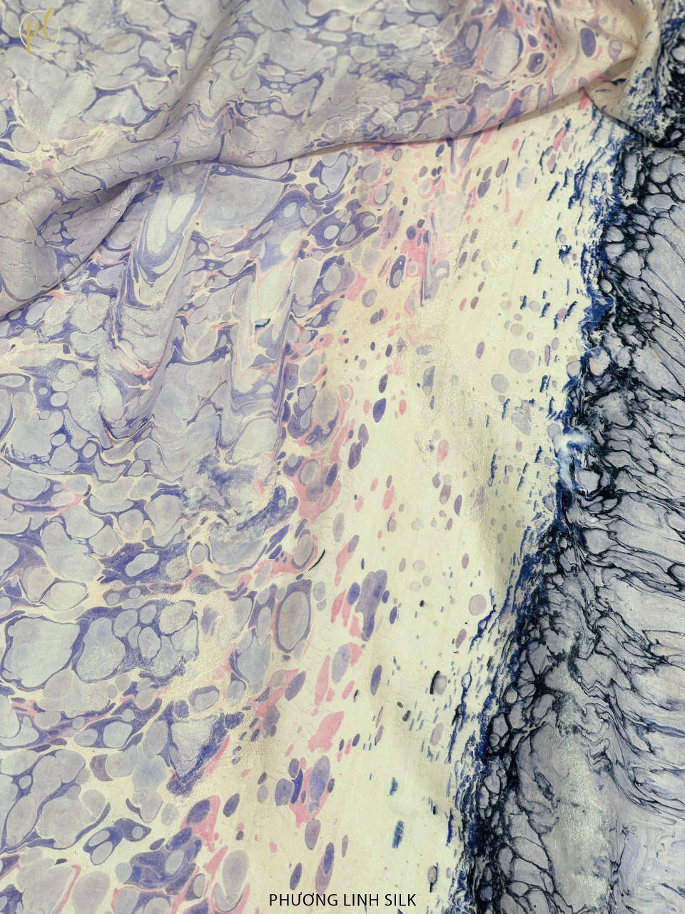 KHĂN LỤA VẼ TAY CAO CẤP VÂN CỔ THỦY ẤN 100% TƠ TẰM ĐỘC BẢN VẼ HỒ GƯƠM & THIẾU NỮ ÁO DÀI