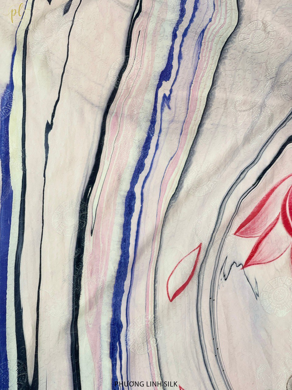 KHĂN LỤA VẼ TAY CAO CẤP VÂN CỔ THỦY ẤN 100% TƠ TẰM ĐỘC BẢN VẼ HOA SEN QUỐC