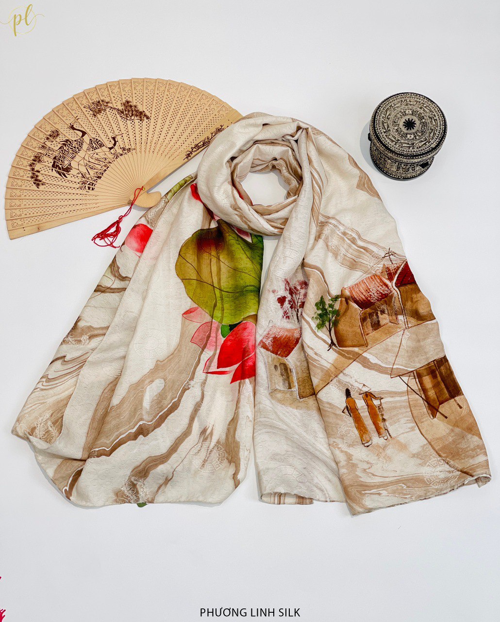 KHĂN LỤA VẼ TAY CAO CẤP VÂN CỔ THỦY ẤN 100% TƠ TẰM ĐỘC BẢN VẼ HOA SEN QUỐC & PHỐ CỔ