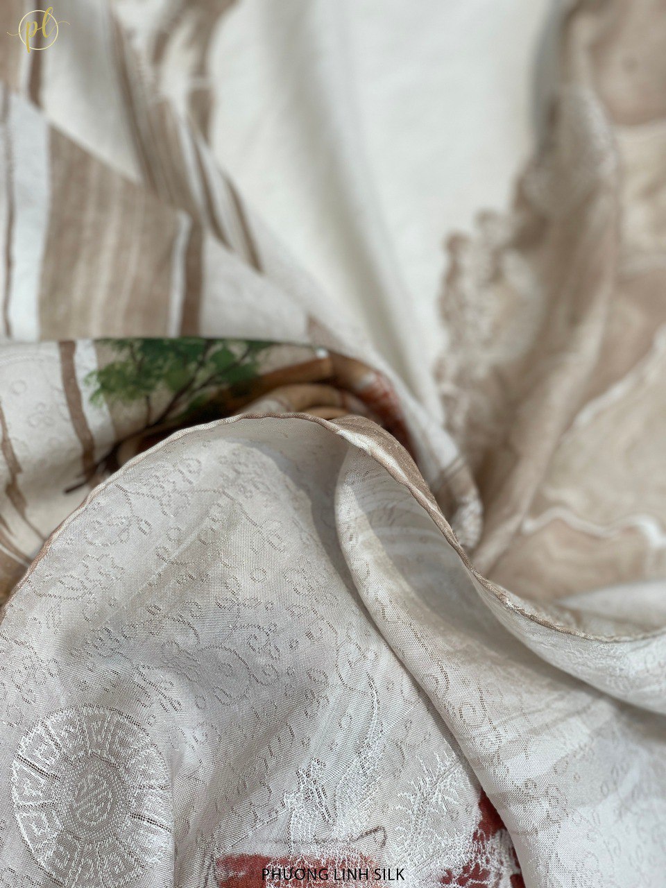 KHĂN LỤA VẼ TAY CAO CẤP VÂN CỔ THỦY ẤN 100% TƠ TẰM ĐỘC BẢN VẼ HOA SEN QUỐC & PHỐ CỔ