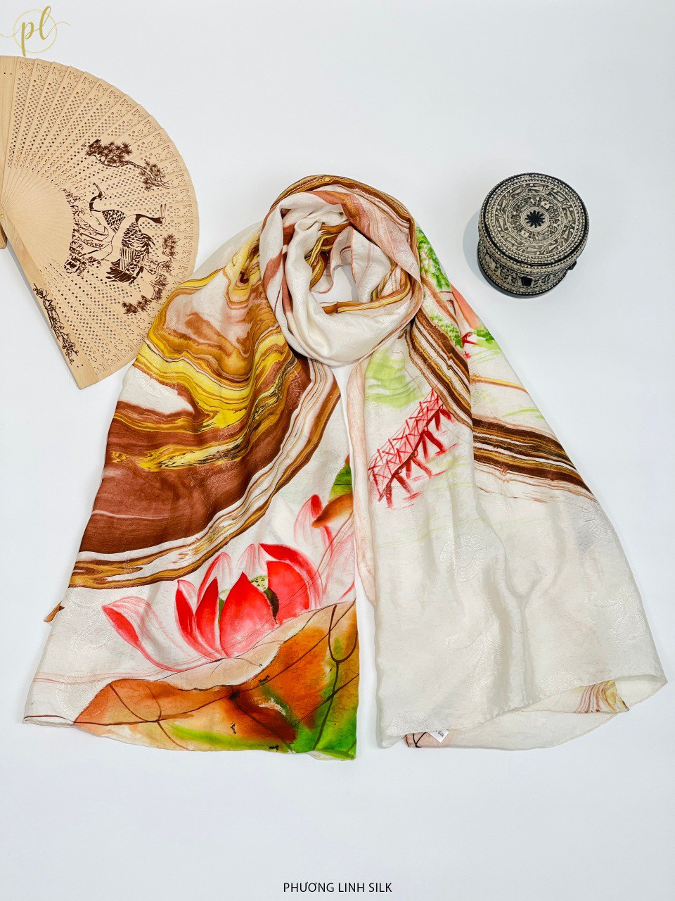 KHĂN LỤA VẼ TAY CAO CẤP VÂN CỔ THỦY ẤN 100% TƠ TẰM ĐỘC BẢN VẼ CẦU THÊ HÚC & HOA SEN