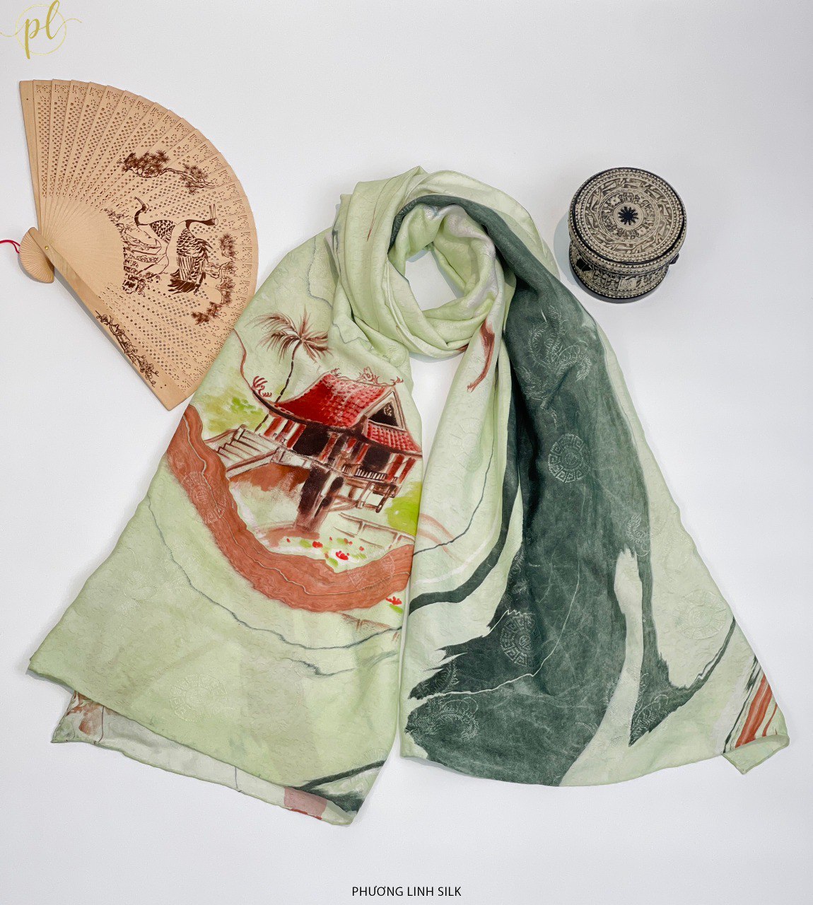 KHĂN LỤA VẼ TAY CAO CẤP VÂN CỔ THỦY ẤN 100% TƠ TẰM ĐỘC BẢN VẼ CHÙA MỘT CỘT & THIẾU NỮ ÁO DÀI