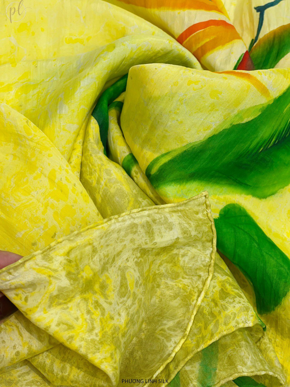 KHĂN LỤA TƠ TẰM VẼ TAY THỦY ẤN ĐỘC BẢN HOA THIÊN ĐIỂU