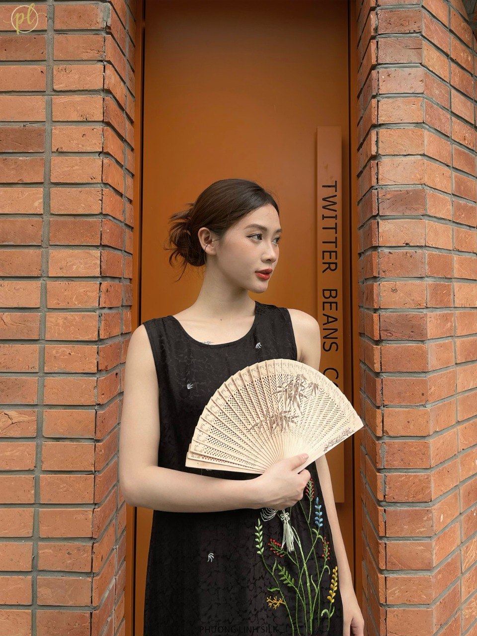 VÁY LỤA TƠ TẰM THÊU TAY ĐEN CÚC