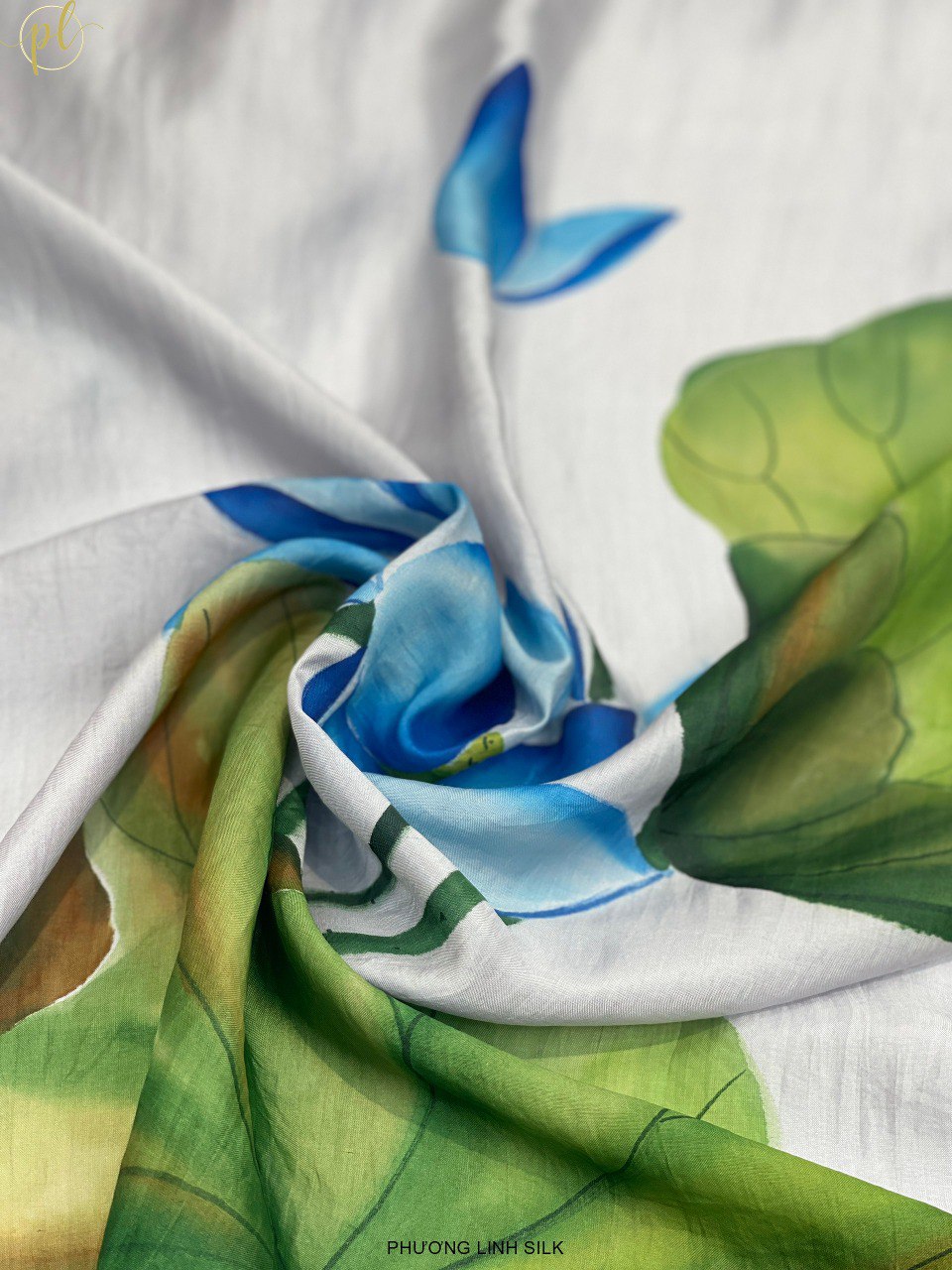 KHĂN LỤA VẼ MÀU NƯỚC NGHỆ THUẬT ĐỘC BẢN 100% TƠ TẰM HOA SEN QUỐC