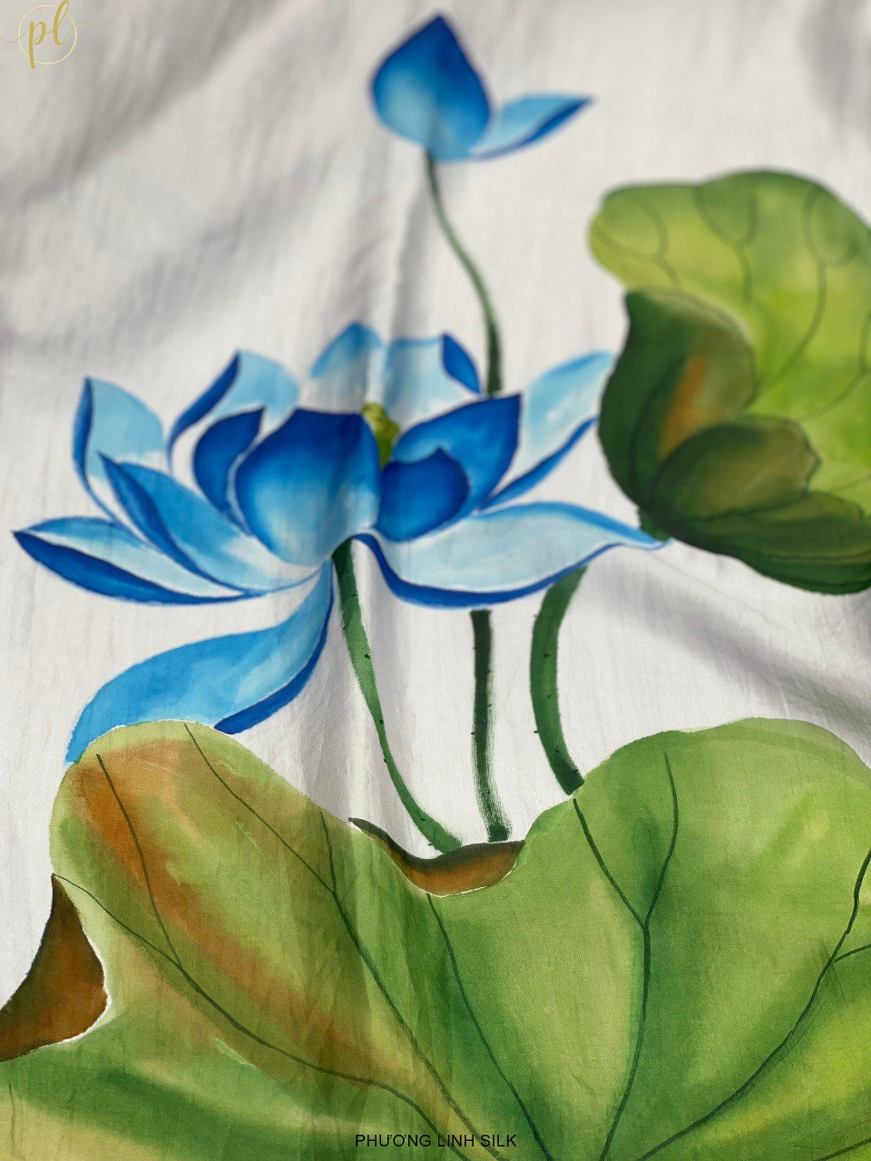 KHĂN LỤA VẼ MÀU NƯỚC NGHỆ THUẬT ĐỘC BẢN 100% TƠ TẰM HOA SEN QUỐC