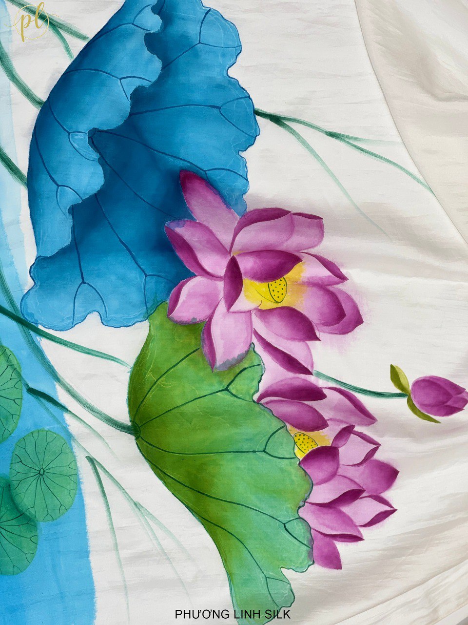 KHĂN LỤA VẼ MÀU NƯỚC NGHỆ THUẬT ĐỘC BẢN 100% TƠ TẰM HOA SEN QUỐC