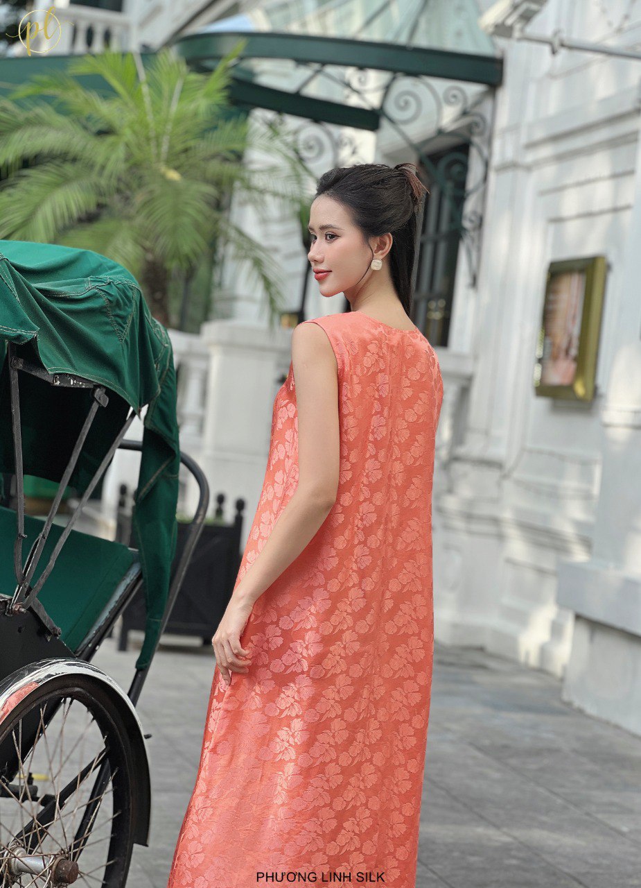 VÁY LỤA CỔ V XẺ TRƯỚC HOA BÈO CAM ĐÀO