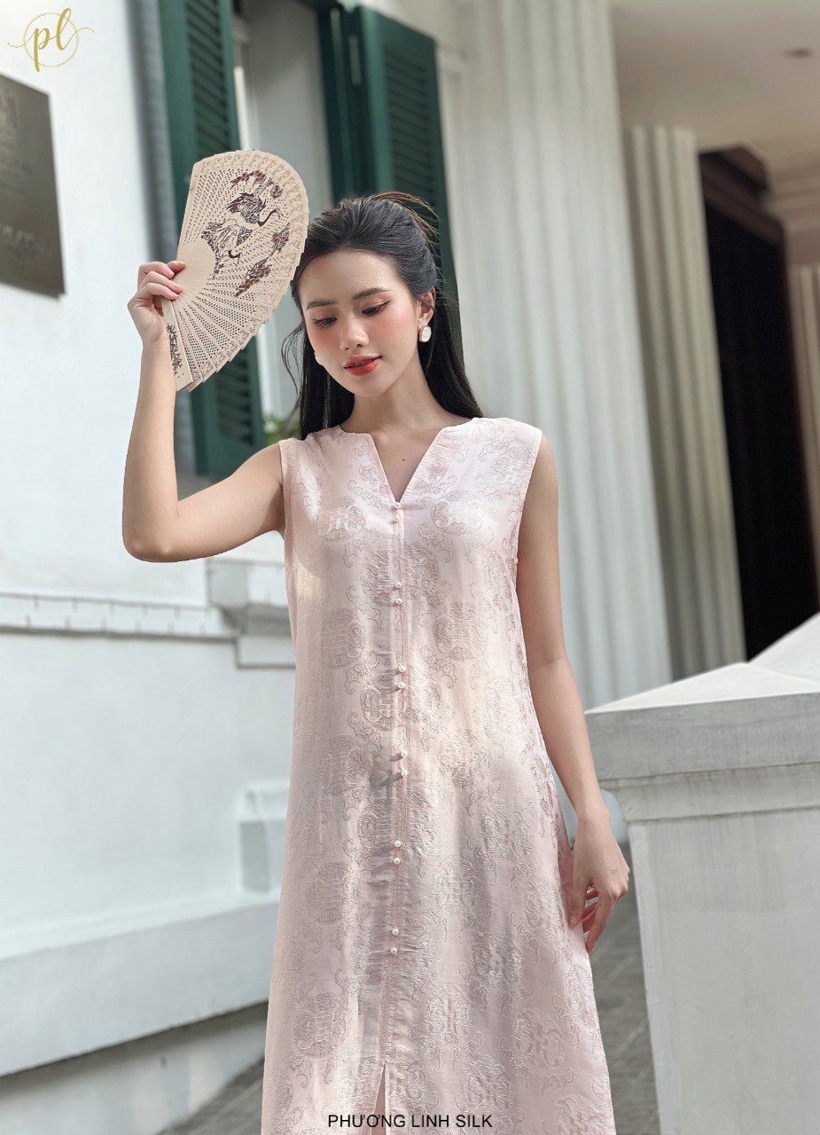 VÁY LỤA CỔ V XẺ TRƯỚC THỌ DƠI HỒNG NUDE