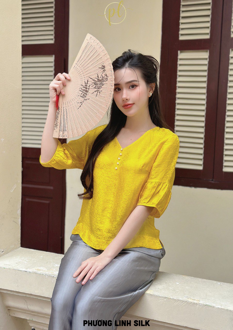 ÁO LỤA TƠ TẰM CỔ V KHUY NGỌC MAI VÀNG