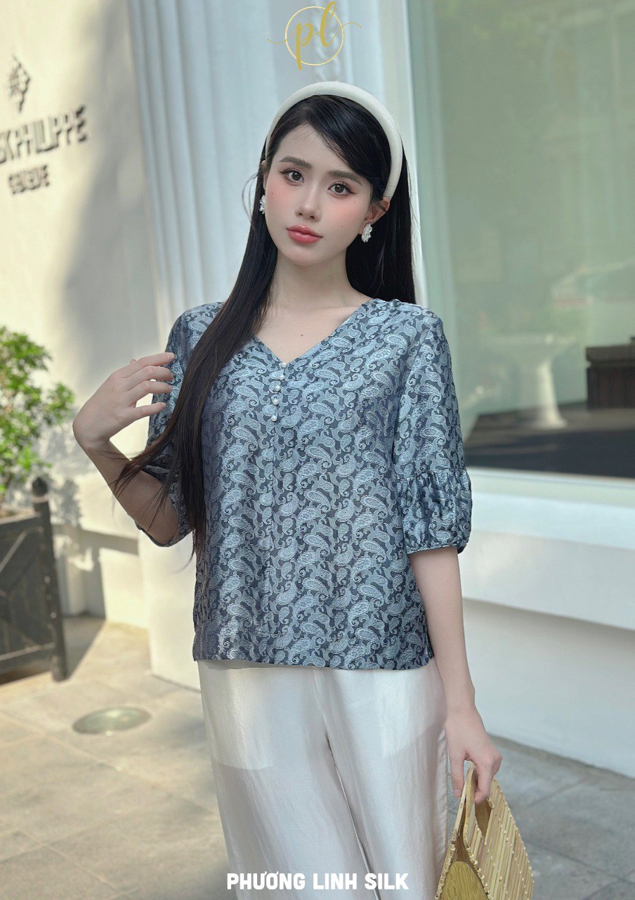 ÁO LỤA TƠ TẰM CỔ V KHUY NGỌC GHI KHỔNG TƯỚC
