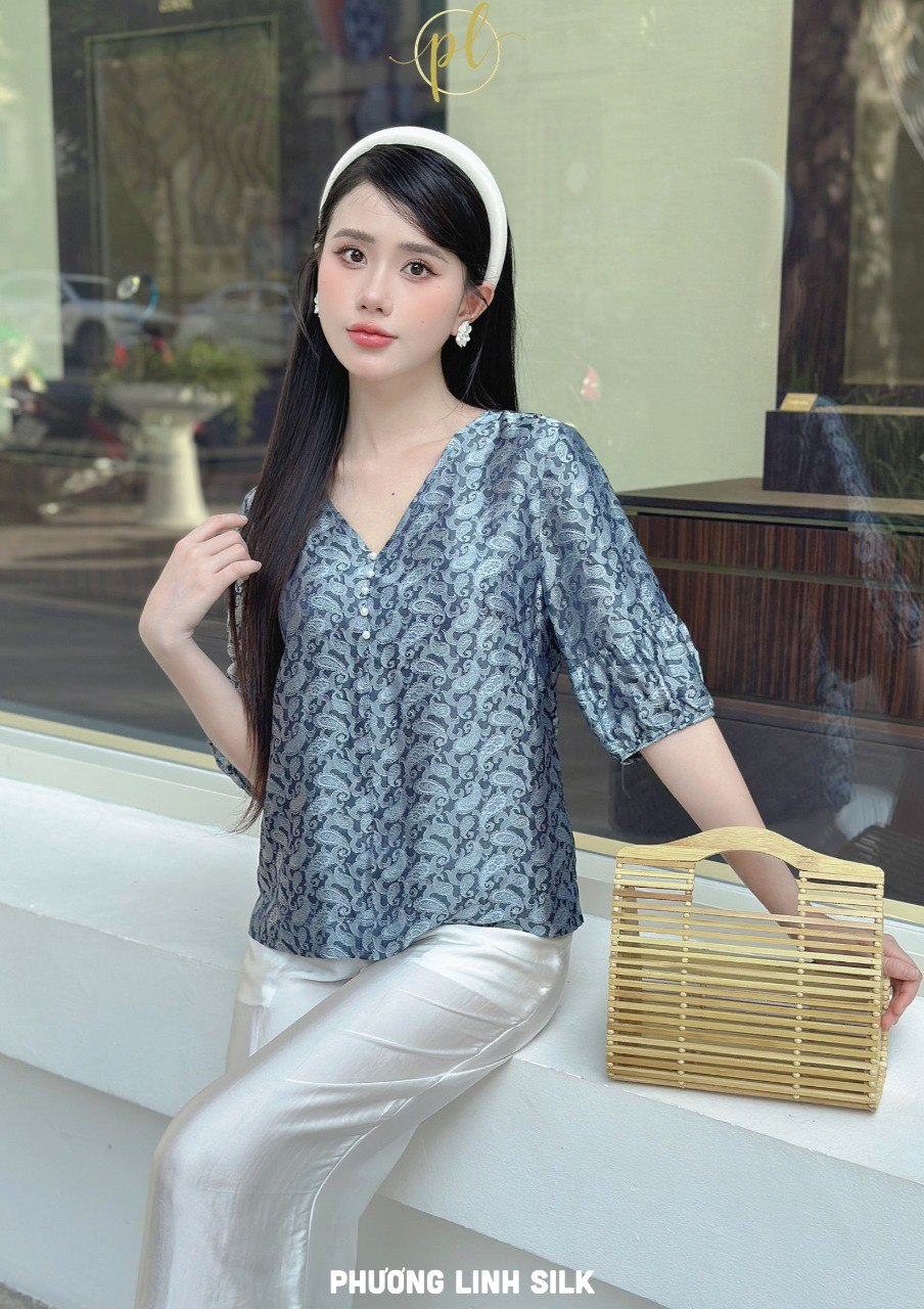 ÁO LỤA TƠ TẰM CỔ V KHUY NGỌC GHI KHỔNG TƯỚC