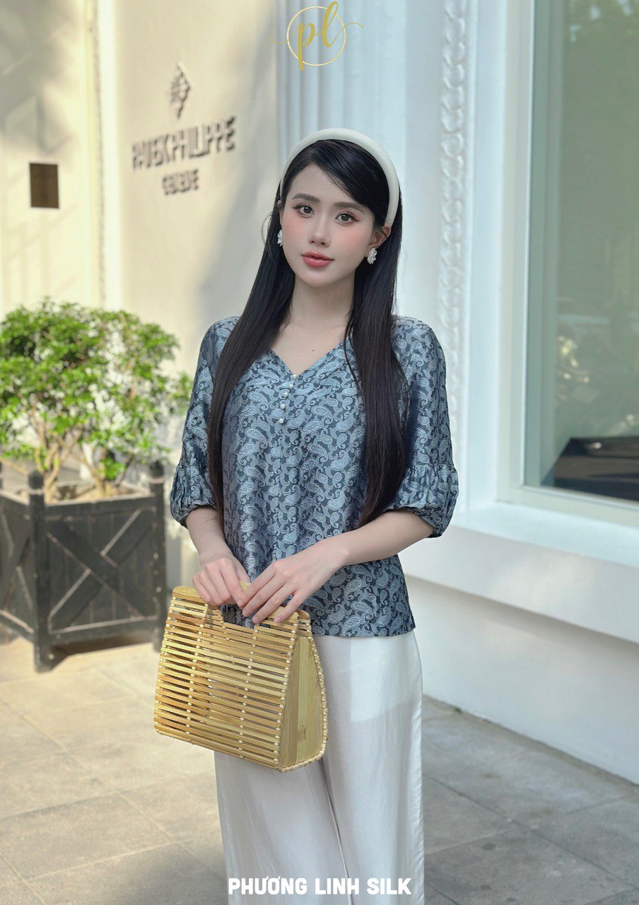 ÁO LỤA TƠ TẰM CỔ V KHUY NGỌC GHI KHỔNG TƯỚC