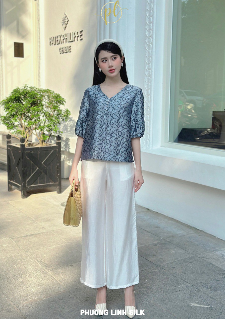 ÁO LỤA TƠ TẰM CỔ V KHUY NGỌC GHI KHỔNG TƯỚC