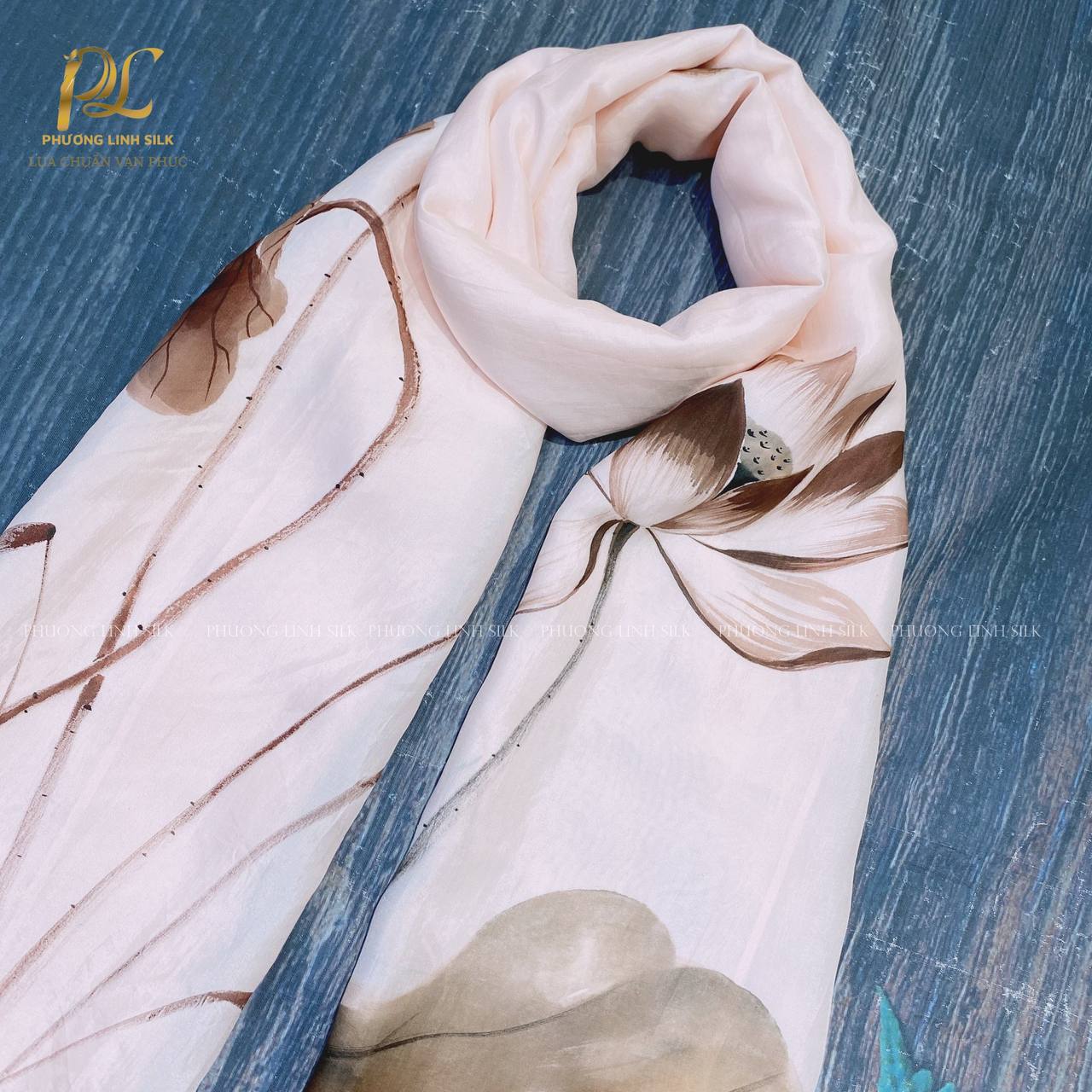 KHĂN LỤA VẼ MÀU NƯỚC NGHỆ THUẬT 100% TƠ TẰM HOA SEN QUỐC