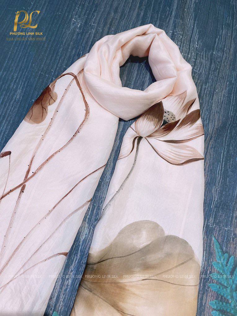 KHĂN LỤA VẼ MÀU NƯỚC NGHỆ THUẬT 100% TƠ TẰM HOA SEN QUỐC