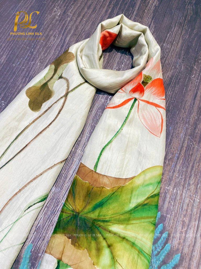 KHĂN LỤA VẼ MÀU NƯỚC NGHỆ THUẬT 100% TƠ TẰM HOA SEN QUỐC