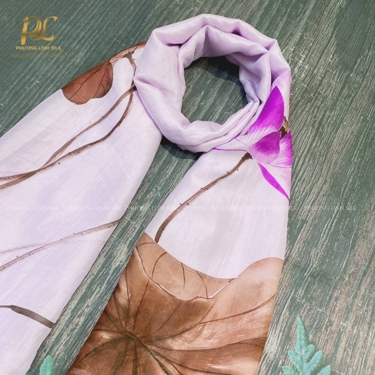 KHĂN LỤA VẼ MÀU NƯỚC NGHỆ THUẬT 100% TƠ TẰM HOA SEN QUỐC