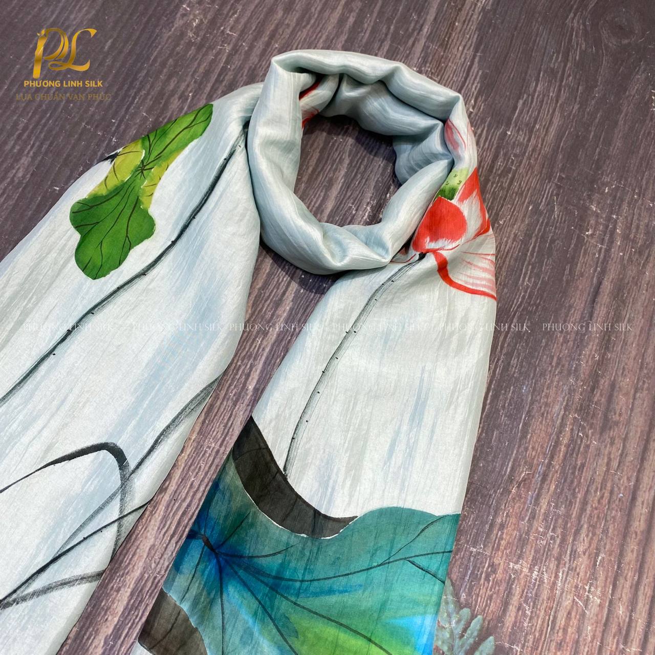 KHĂN LỤA VẼ MÀU NƯỚC NGHỆ THUẬT 100% TƠ TẰM HOA SEN QUỐC